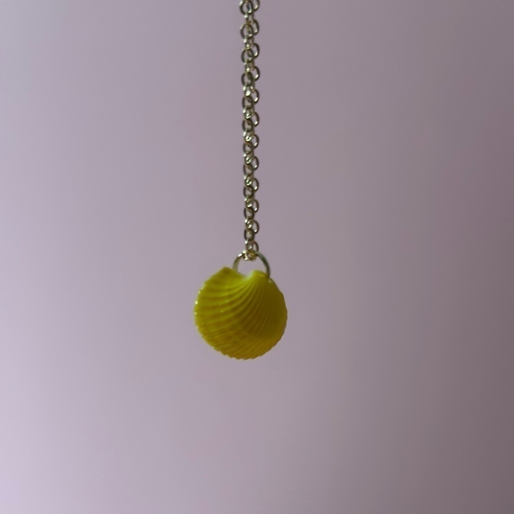 Yellow Shell Faux Gold Necklace - Picture 3 of 5